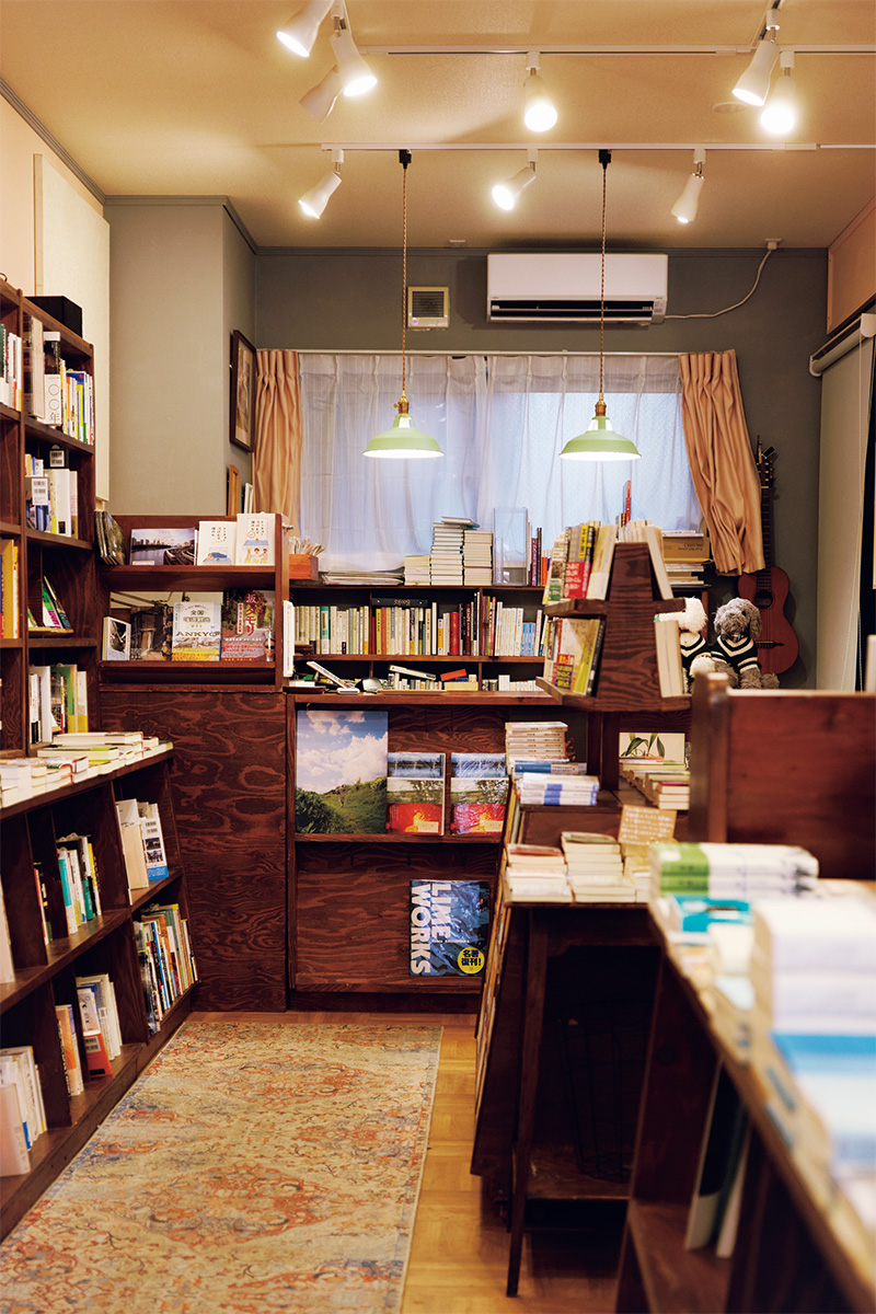 街を散策する気分で本を眺めて過ごす。〈フラヌール書店〉