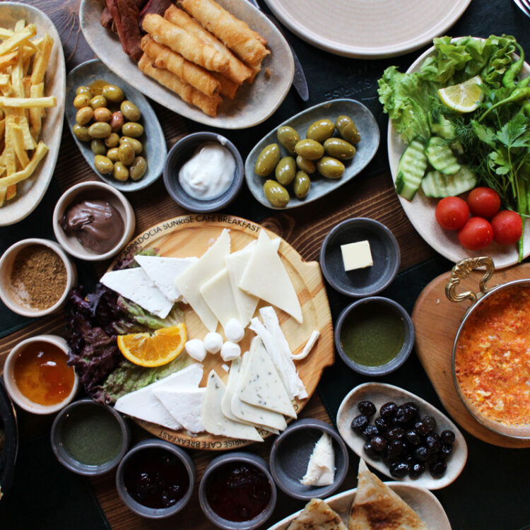 チーズやオリーブ、ジャム、トルコ風春巻きやスクランブルエッグなど超豪華！「Turkish Breakfast」1名900TL。