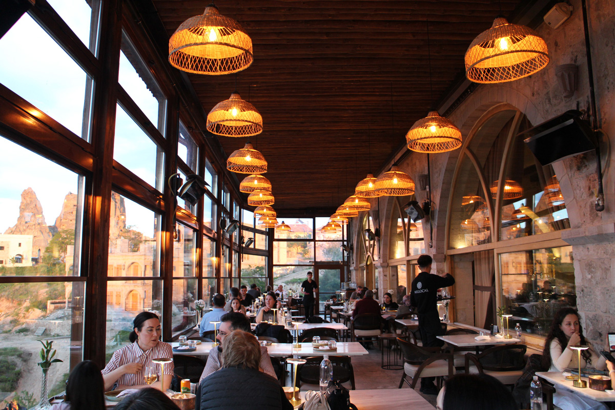 〈MILLOCAL Restaurant〉
壮大な景色を目の前にカッパドキア産ワインを。