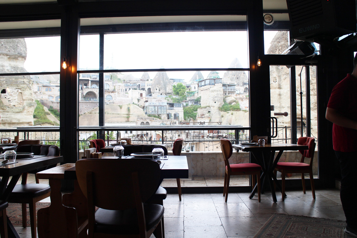 〈TUMA Wine & Dine〉
奇岩を眺めながらトルコ伝統料理をいただく。
