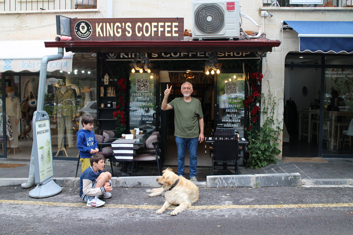 「ギョレメ野外博物館」から車で10分弱のところにある〈KING’S COFFEE〉