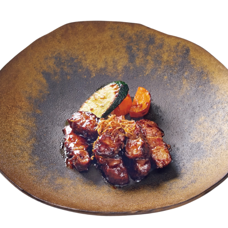 味わいの濃いイベリコ・ベジョータの肩ロース肉を一枚
の状態で揚げ、バルサミコ酢を使った「イベリコの酢豚」
3,080円は、コクがあるタイプのワインがよく合う。