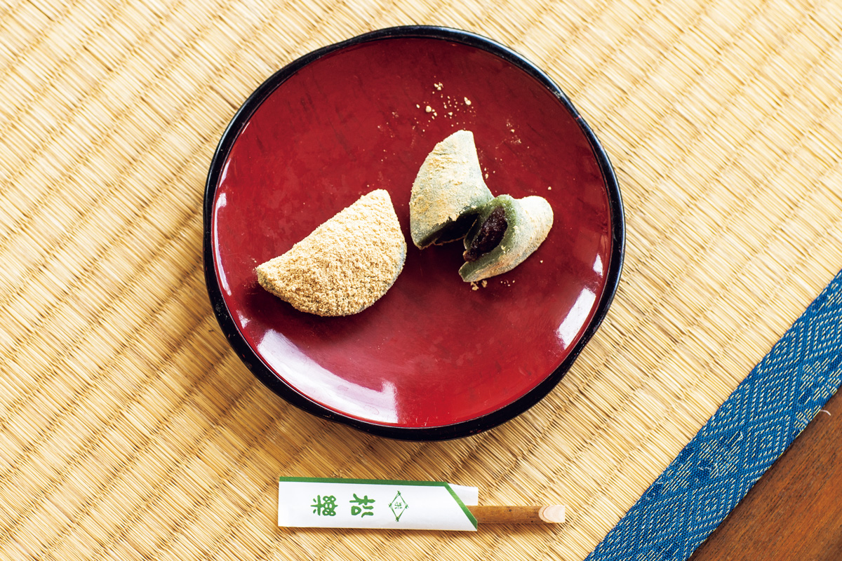 4. 【松尾大社】名勝地の眺めを映した小ぶりのよもぎ餅。〈京菓子司 松楽〉の「奥嵯峨」
