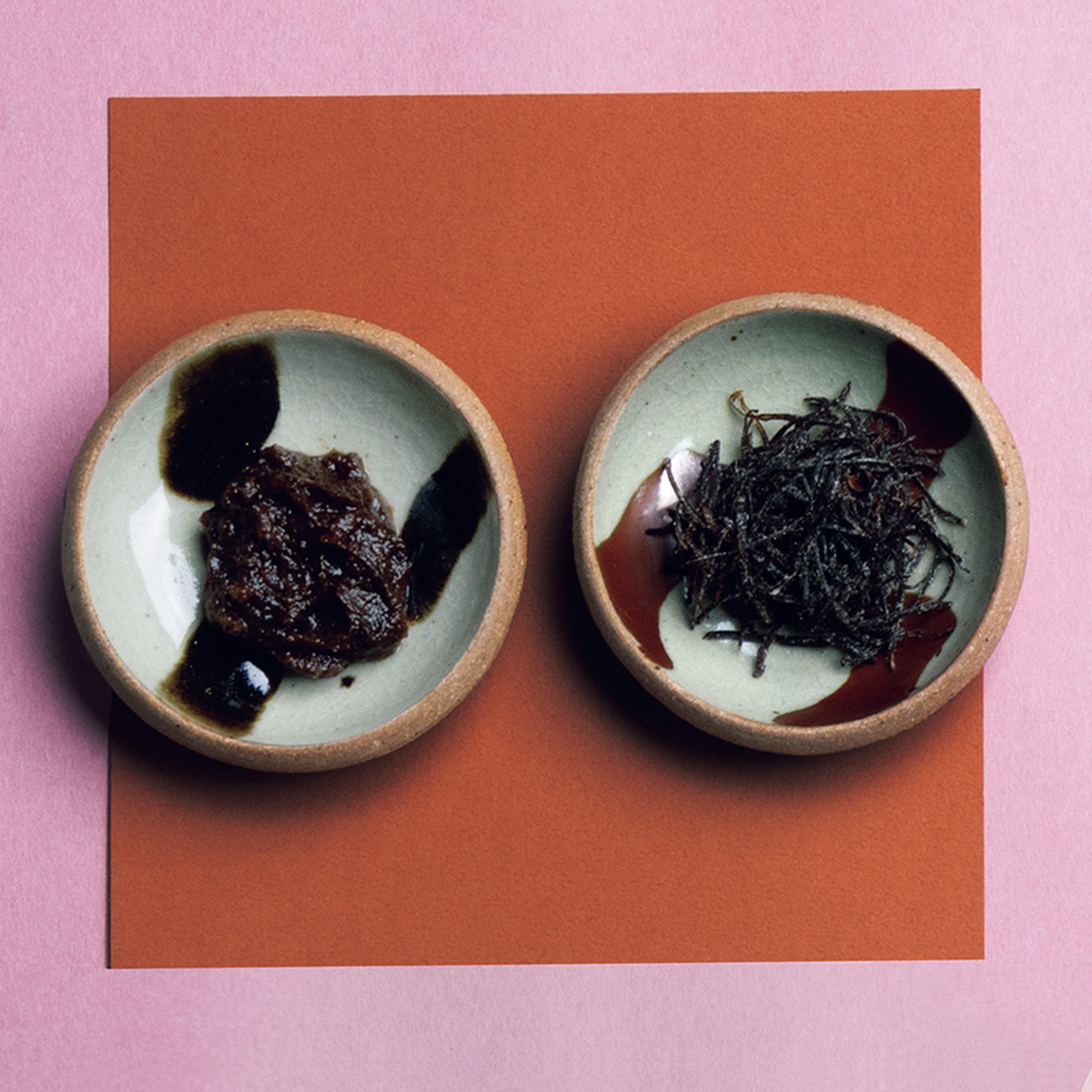 凝縮した旨みがご飯や料理を格上げ。〈御所 雲月〉の「小松こんぶ（右）と梅びしお（左）」