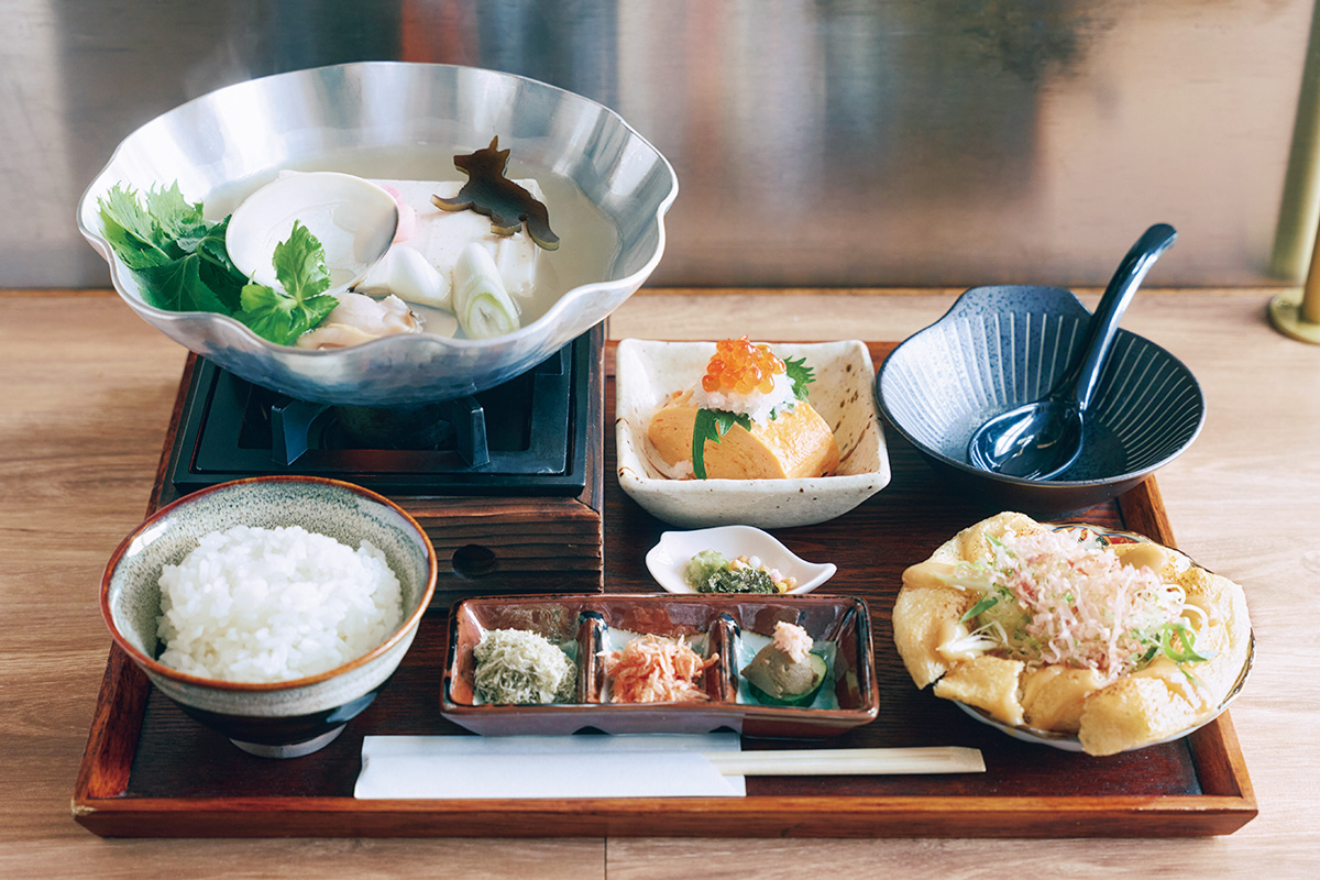 【8時オープン】貝だしの旨みがしゅんだ滋味深き湯豆腐定食。〈キツネ日和〉