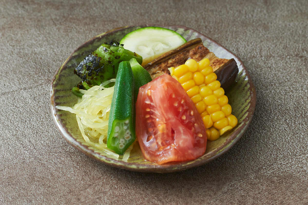 贅沢に鰹節と昆布を使い自家製麺やご飯と共に。〈だし料理 十〉の大原野菜の「旬野菜のおひたし盛り合わせ」。