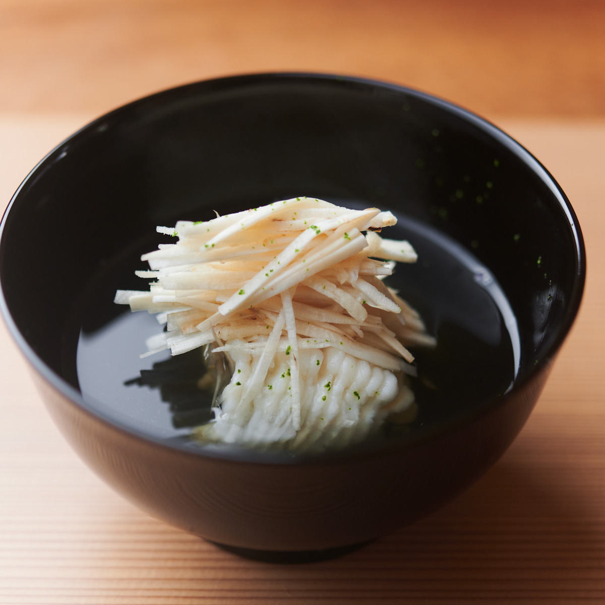 端正な一皿に潜む料理人の技。〈割烹 しなとみ〉の「土鍋御飯 丸」