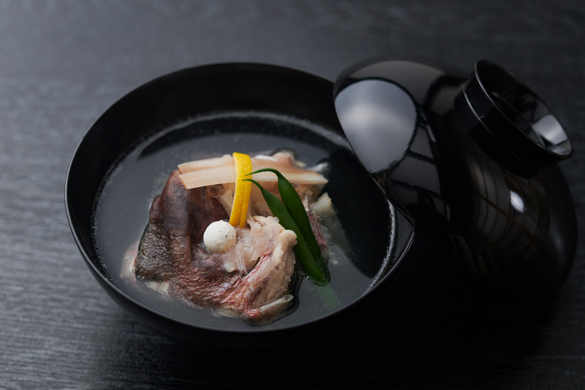 四条河原町の喧騒を忘れ汁と向き合うひと時を。〈志る幸〉の「白味噌椀(おとしいも)と利久辨當(りきゅうべんとう)」