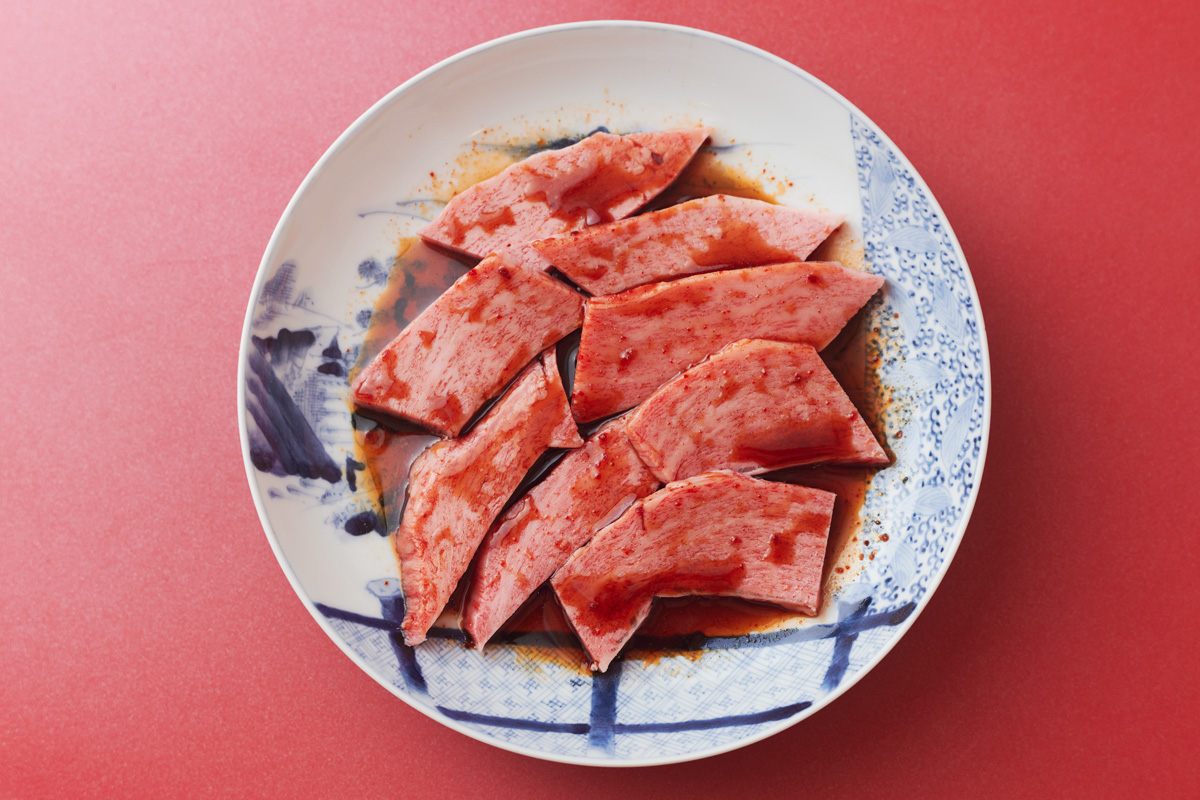 焼肉を洗って魅力を引き出す洗いダレ文化。〈牛おおた〉のゴマと一味を効かせた醤油ダレを絡めた「ロース」も。