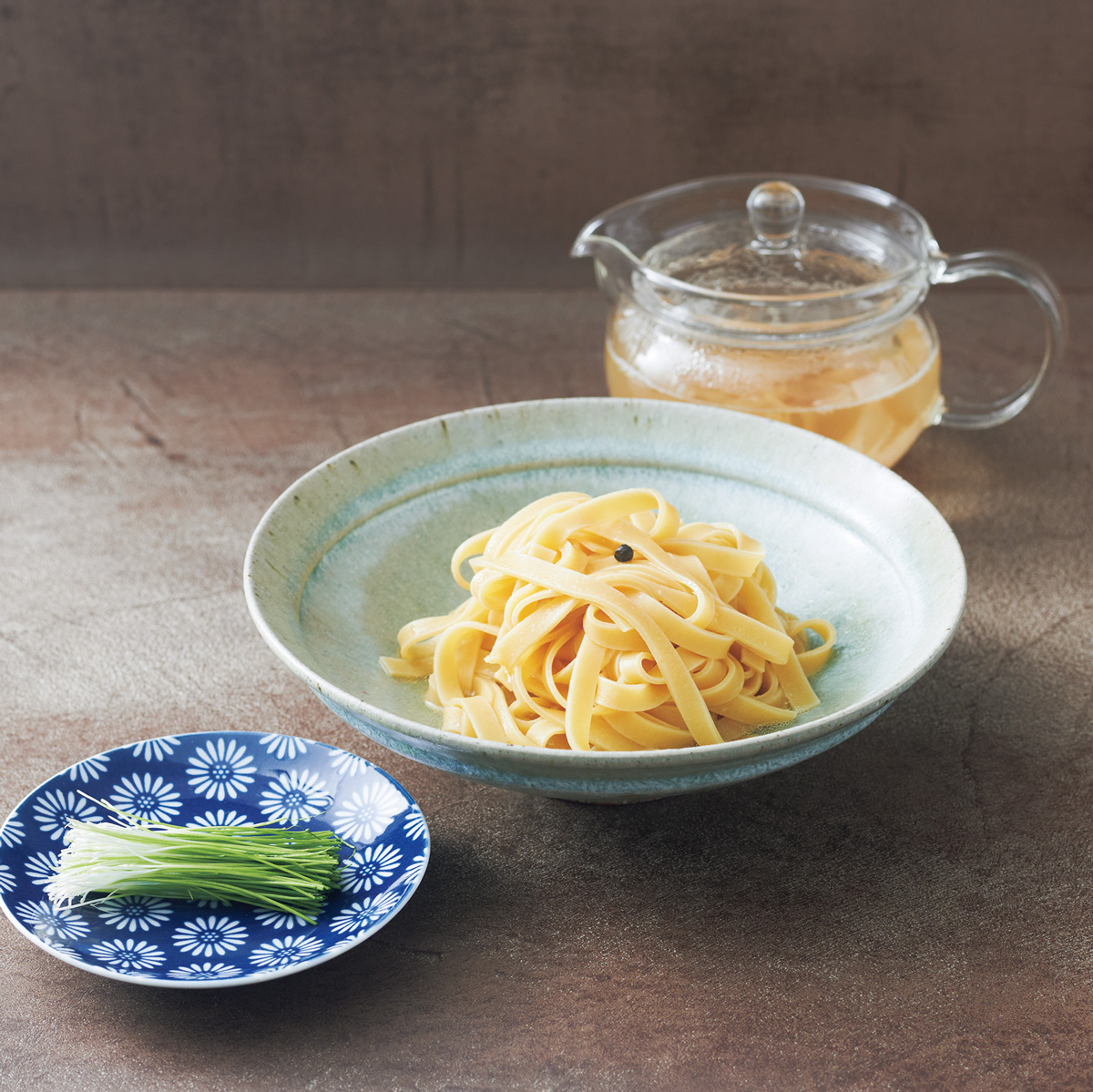 贅沢に鰹節と昆布を使い自家製麺やご飯と共に。〈だし料理 十〉の「自家製小麦めん(No.0プレーン)おだし」