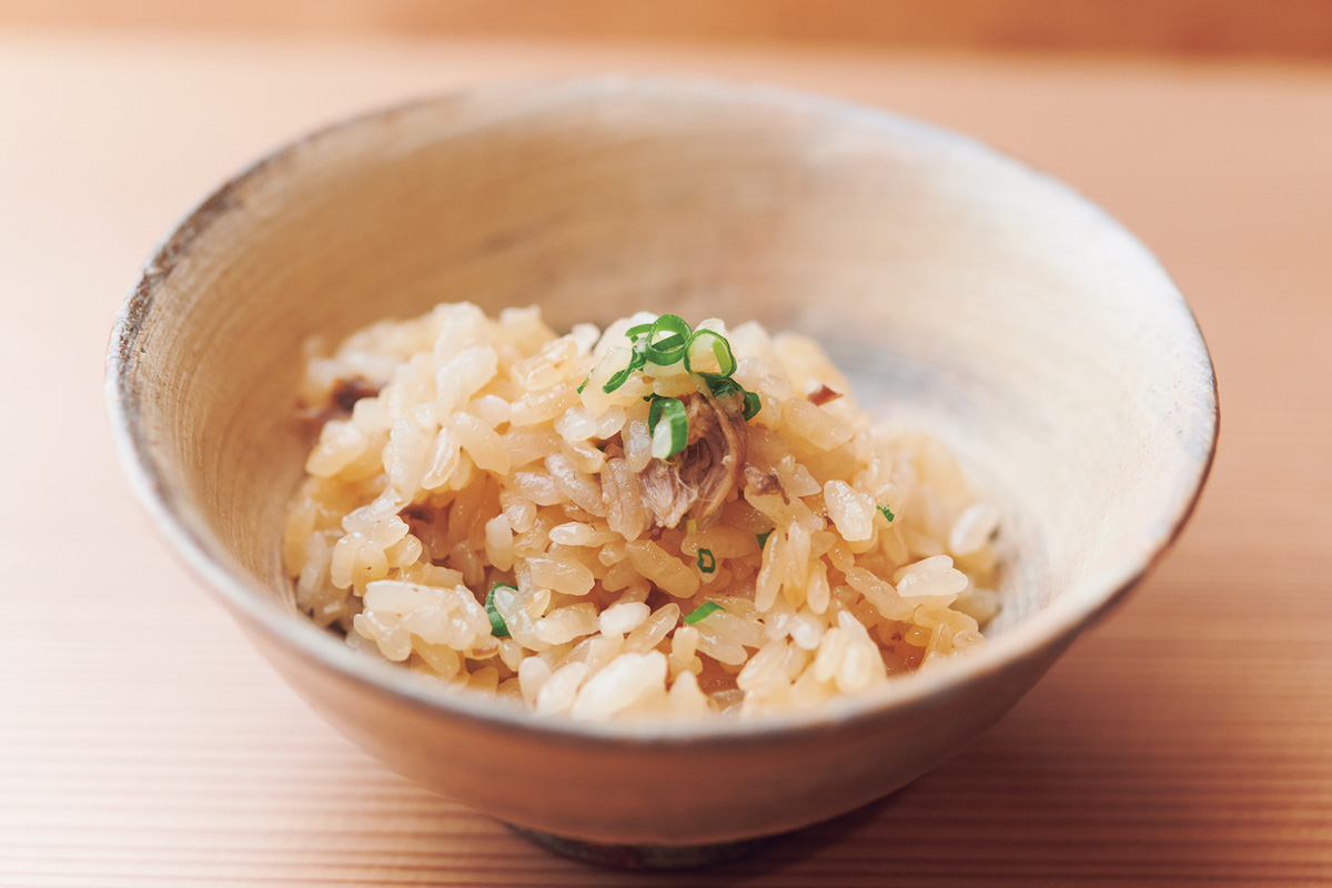 端正な一皿に潜む料理人の技。〈割烹 しなとみ〉の「土鍋御飯 丸」