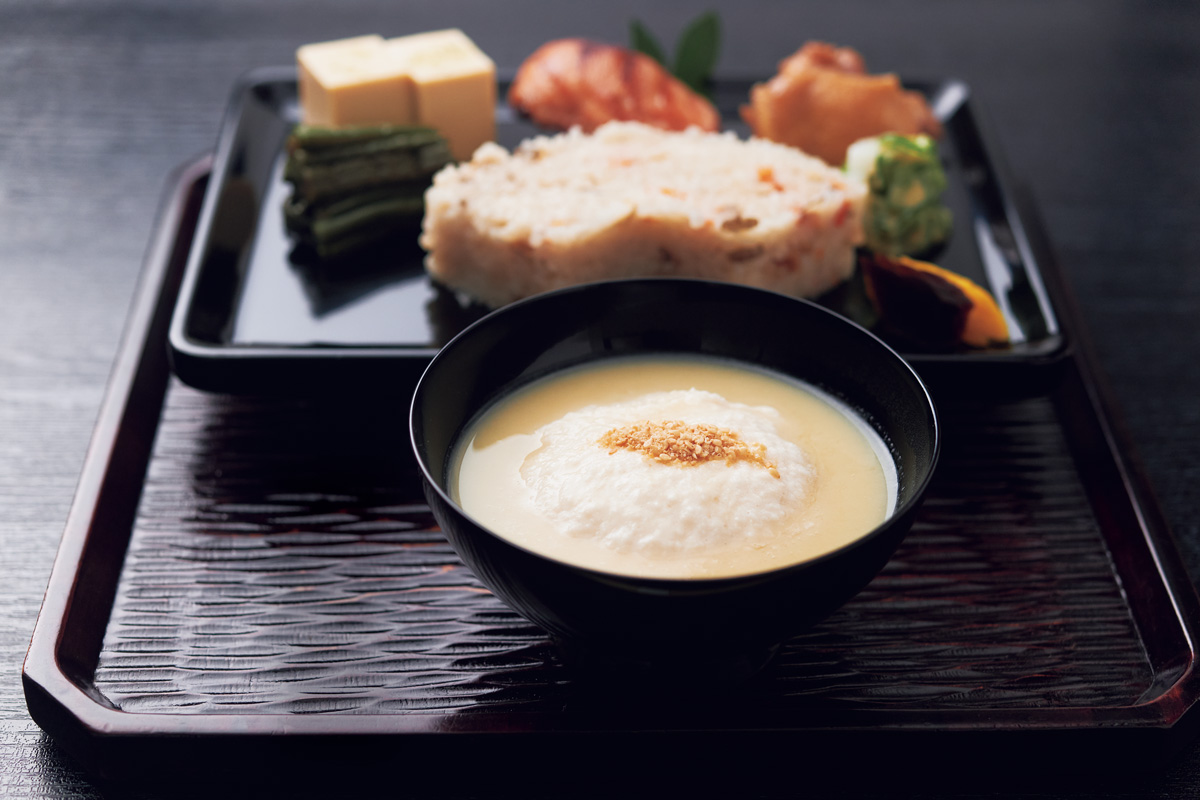 四条河原町の喧騒を忘れ汁と向き合うひと時を。〈志る幸〉の「白味噌椀(おとしいも)と利久辨當(りきゅうべんとう)」