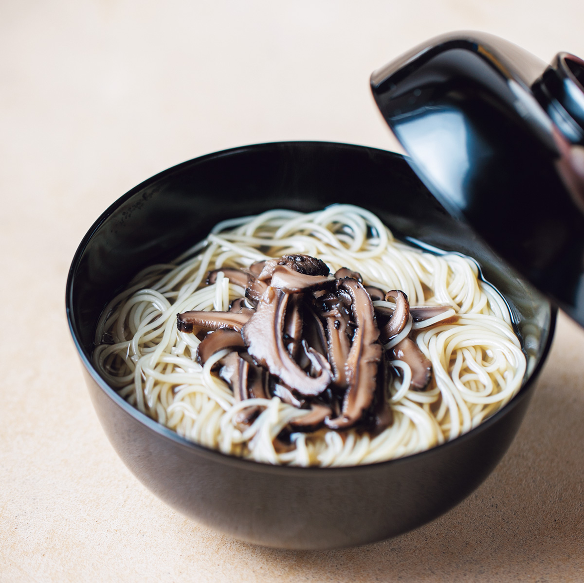 予想を超える料理に新鮮な驚き。〈COPPIE〉の「〆椀 香茸 温カッペリーニ」