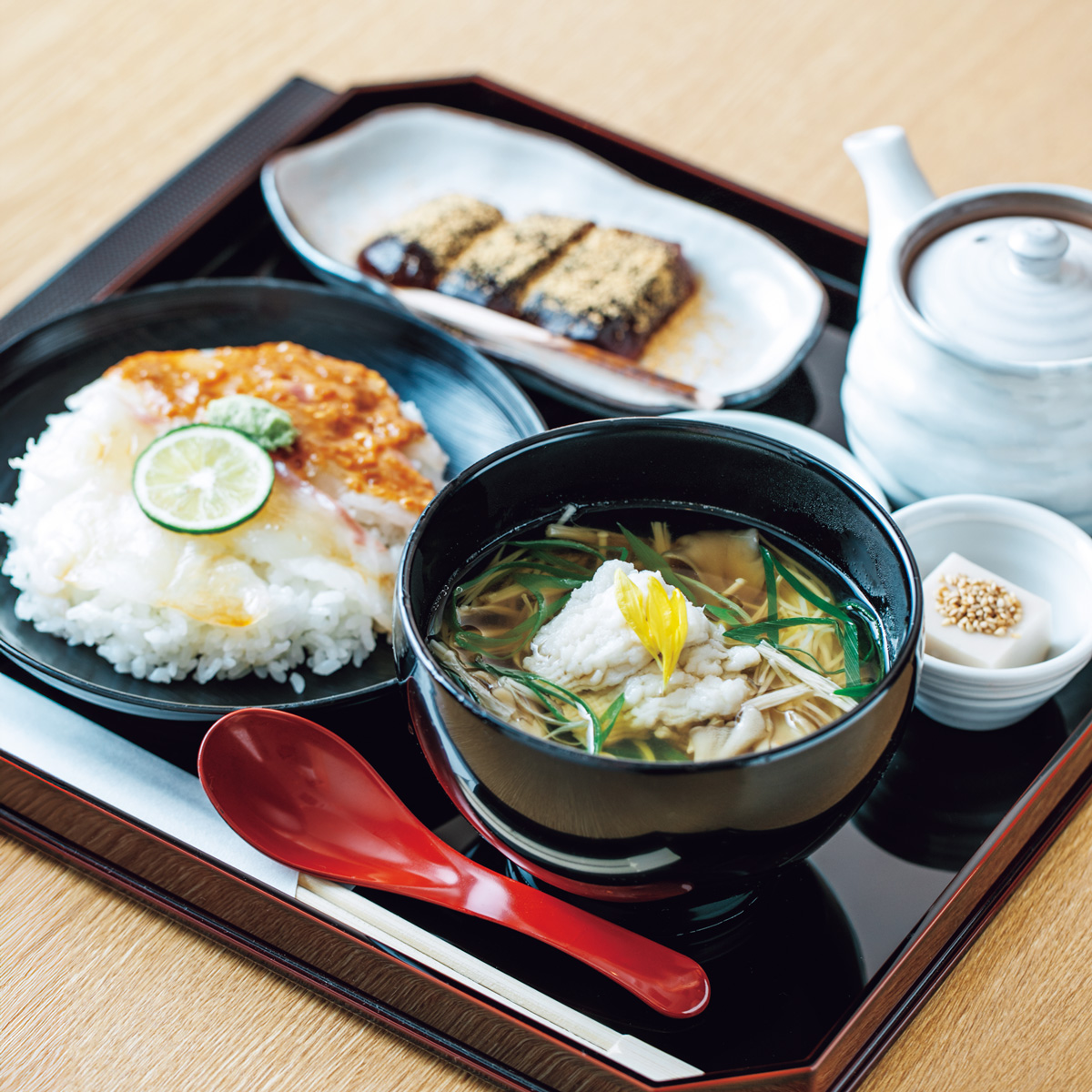料亭仕込みの繊細な味を駅ビルで自分好みに選ぶ。〈はしたて〉の「はしたてセット(煮麺と鯛めし)」