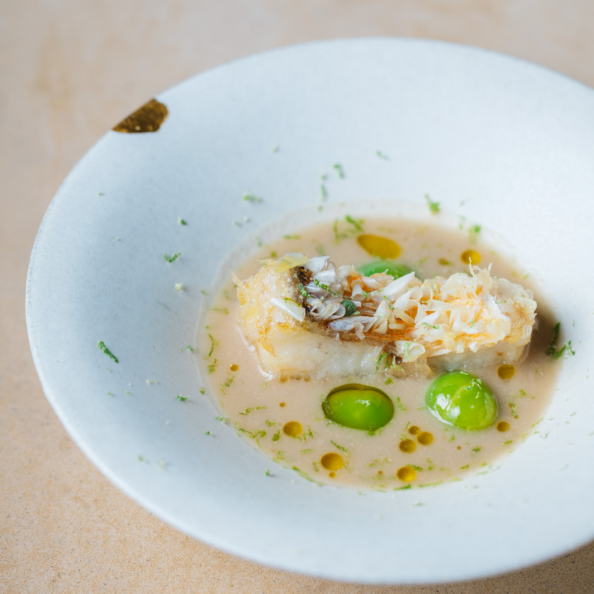予想を超える料理に新鮮な驚き。〈COPPIE〉の濃厚なだしのソースで食す、パリパリの「甘鯛フリット」。