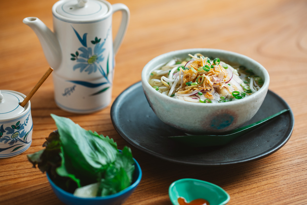 和食とエスニックを行き来する軽やかさ。〈だしとスパイス 台所 麻〉の「〆の「フォー」は、ベトナム流鶏スープ。