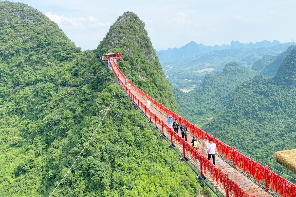 【世界の旅行者が選ぶ、Trip.Best「桂林」第1位】「陽朔如意峰ロープウェイ」高所注意!山間を進むロープウェイで、天空の吊り橋を目指す。