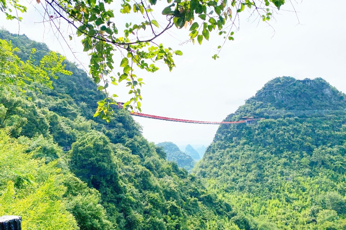 【世界の旅行者が選ぶ、Trip.Best「桂林」第1位】「陽朔如意峰ロープウェイ」高所注意!山間を進むロープウェイで、天空の吊り橋を目指す。