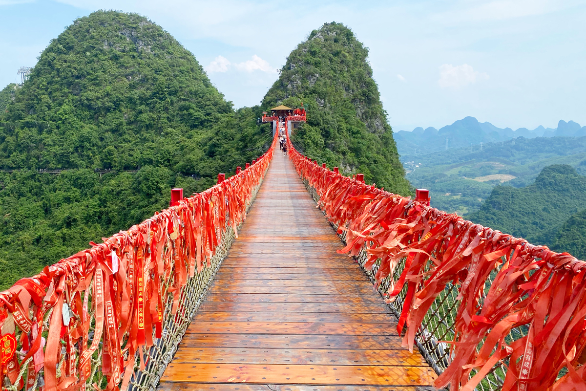 【世界の旅行者が選ぶ、Trip.Best「桂林」第1位】「陽朔如意峰ロープウェイ」高所注意!山間を進むロープウェイで、天空の吊り橋を目指す。