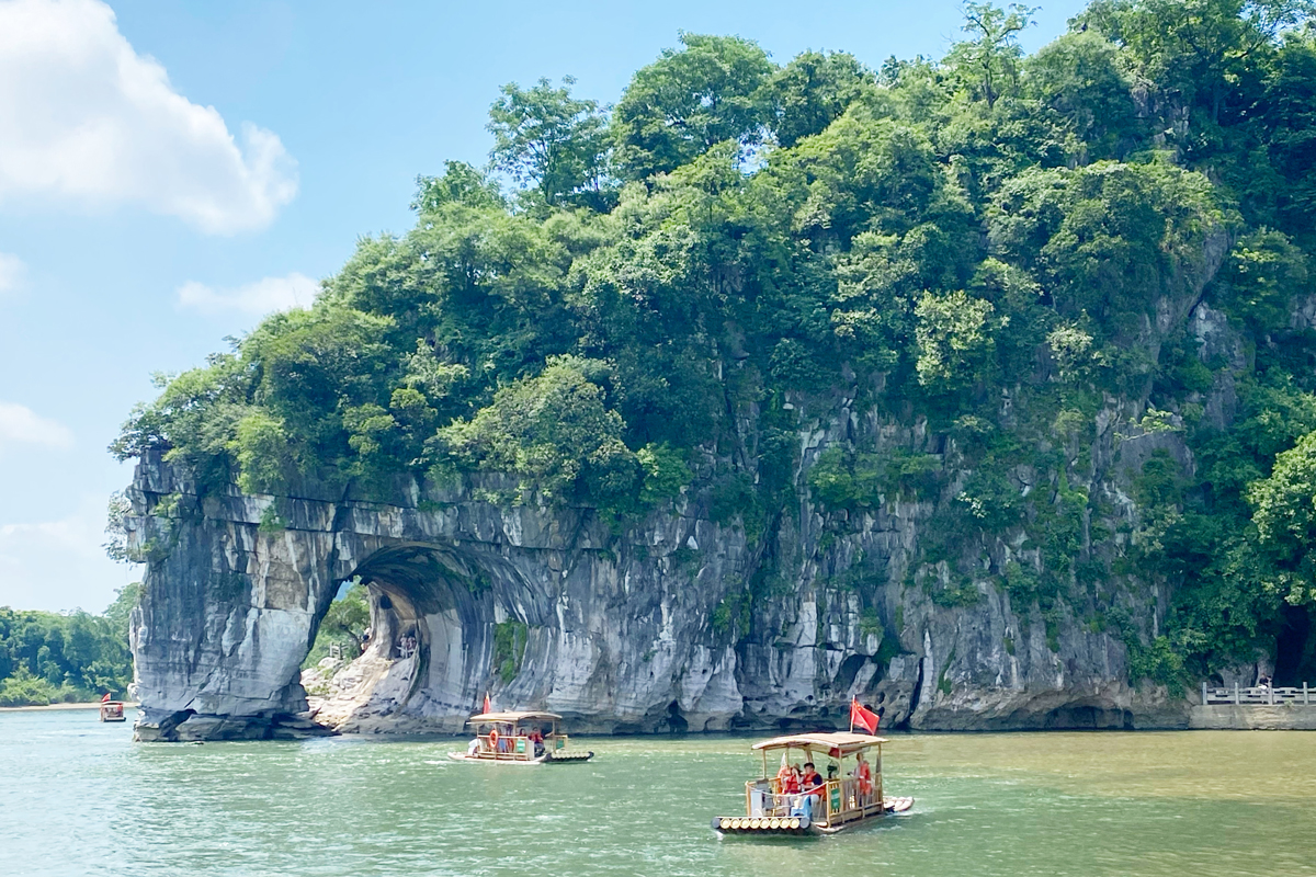 【世界の旅行者が選ぶ、Trip.Best「桂林」第6位】「象山風景区」まるで「象の鼻」のような奇岩と、ホテルが「滝」に変わるギネス認定スポット!?