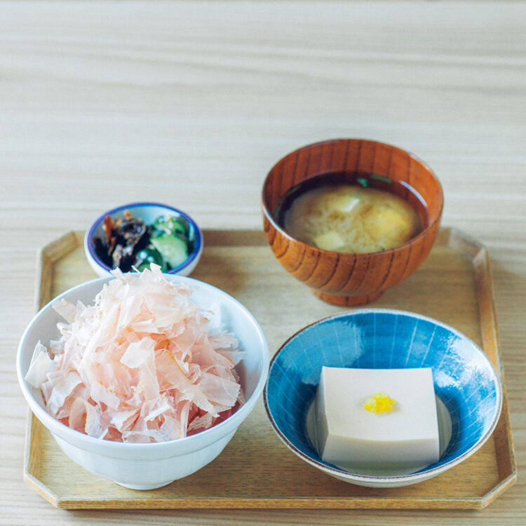 じんわり染みるだしが主役の定食を。〈おだしのうね乃五条店 aka. ALLOUNENO〉 じんわり染みるだしが主役の定食を。〈おだしのうね乃五条店 aka. ALLOUNENO〉