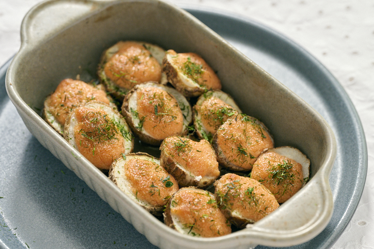 皮ごとおいしい！ホクホク&プチプチの「皮付き里芋のたらマヨ焼き」