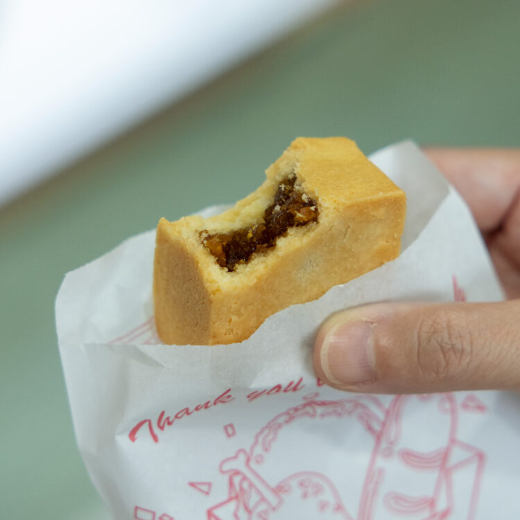 台北 迪化街で買うお土産 パイナップルケーキの焼きたてを頬張れる。〈福田一方鳳梨酥