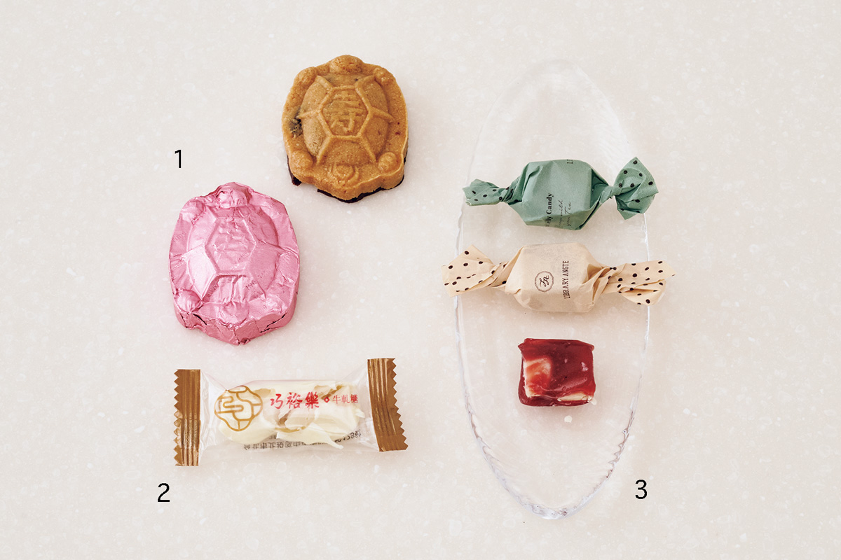 1. 亀を象る縁起菓子。〈李亭香〉のピーナッツ菓子「金錢龜・巧莓金龜」,2. 口溶けなめらかヌガー。〈台湾日和〉のマカダミアヌガー「火山豆牛軋糖」3. 南国の芳醇なひと粒。〈Library Angte 紅茶圖圕館〉のゼリーキャンディ「水果果仁糖」