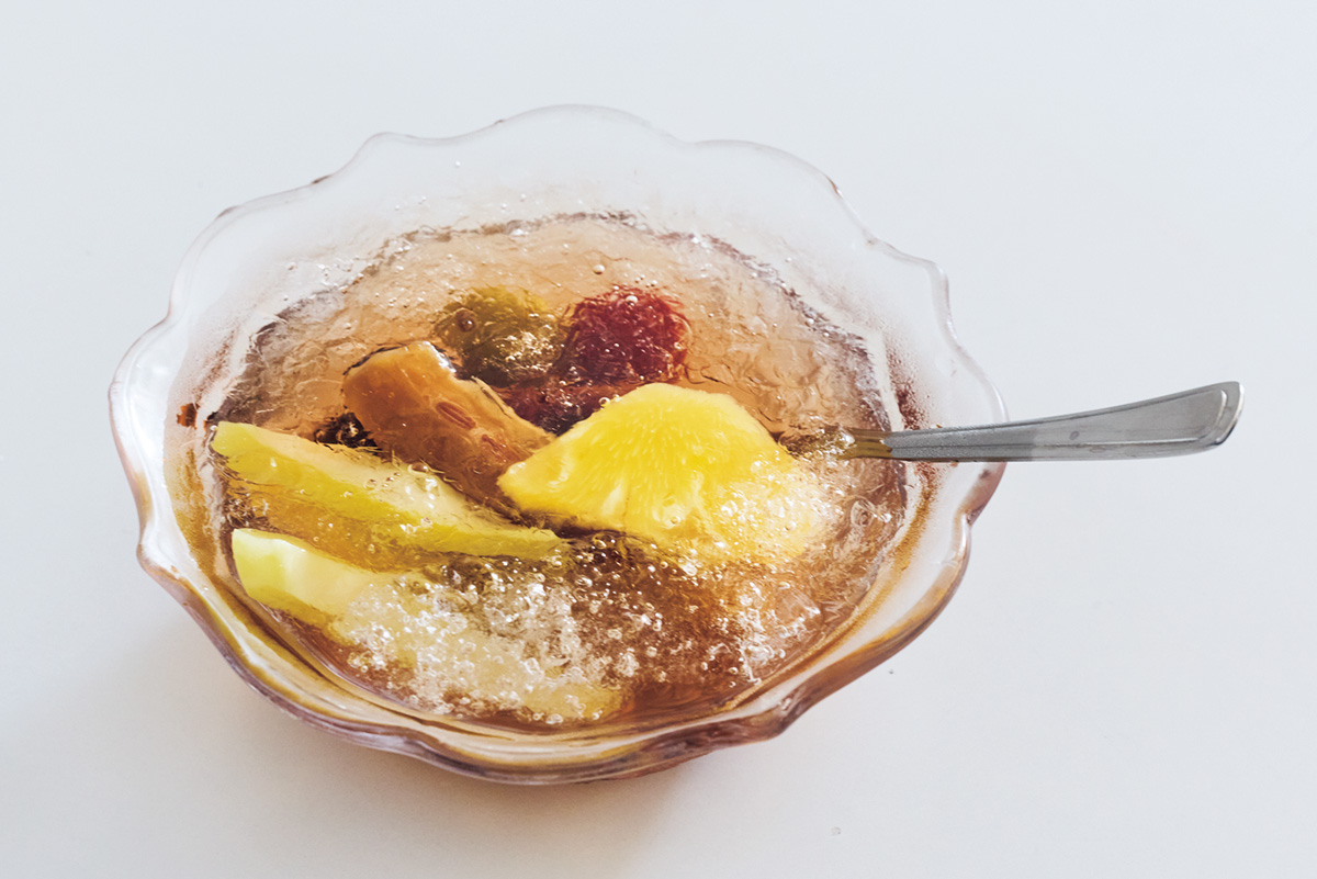 果物の「蜜餞(ミージェン)」を使った甘じょっぱい一杯。〈蜜桃香楊桃湯〉