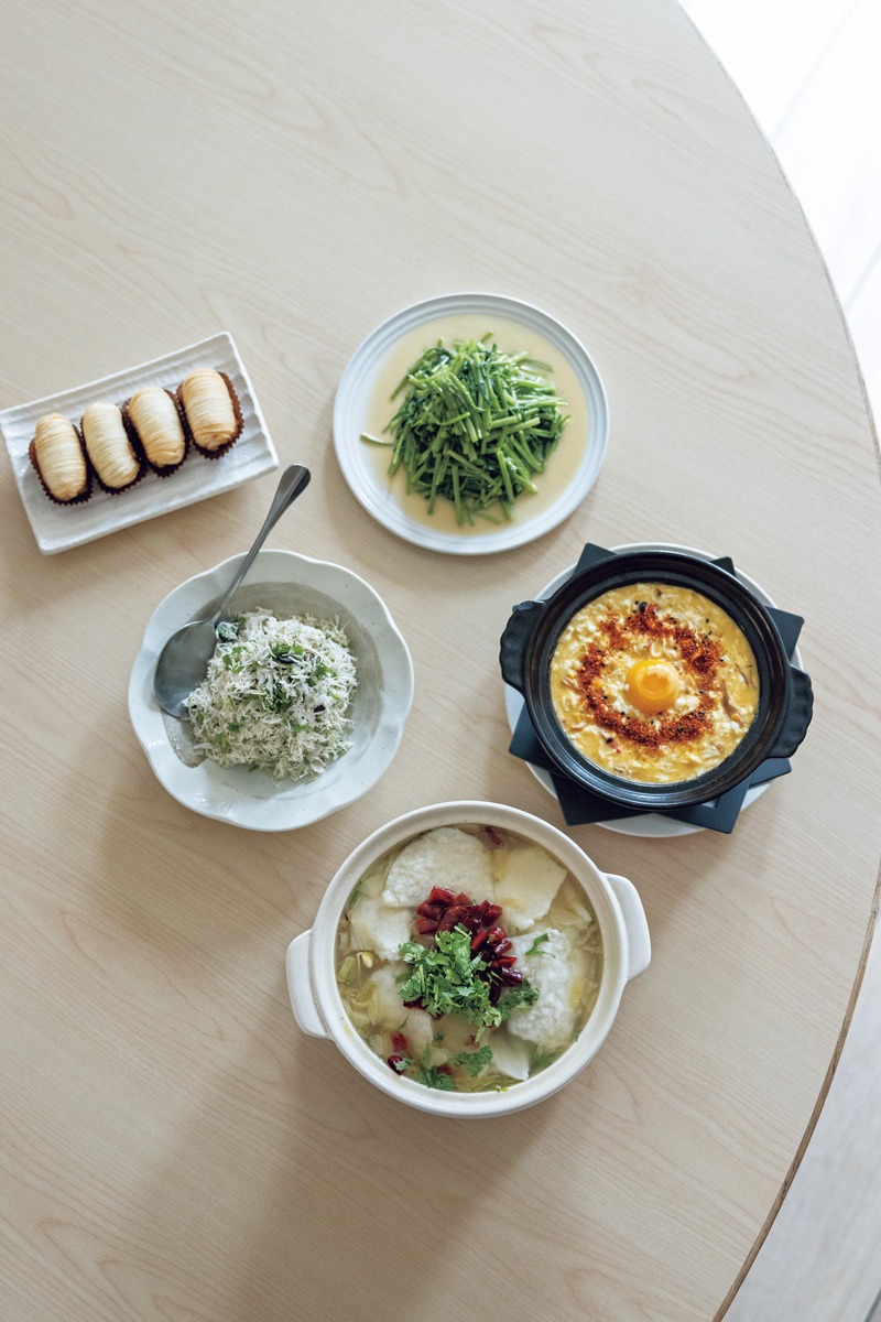 台湾家庭料理、台湾式ベジタリアン、自分好みの味にできる和え麺、ふっかふかの肉まん！