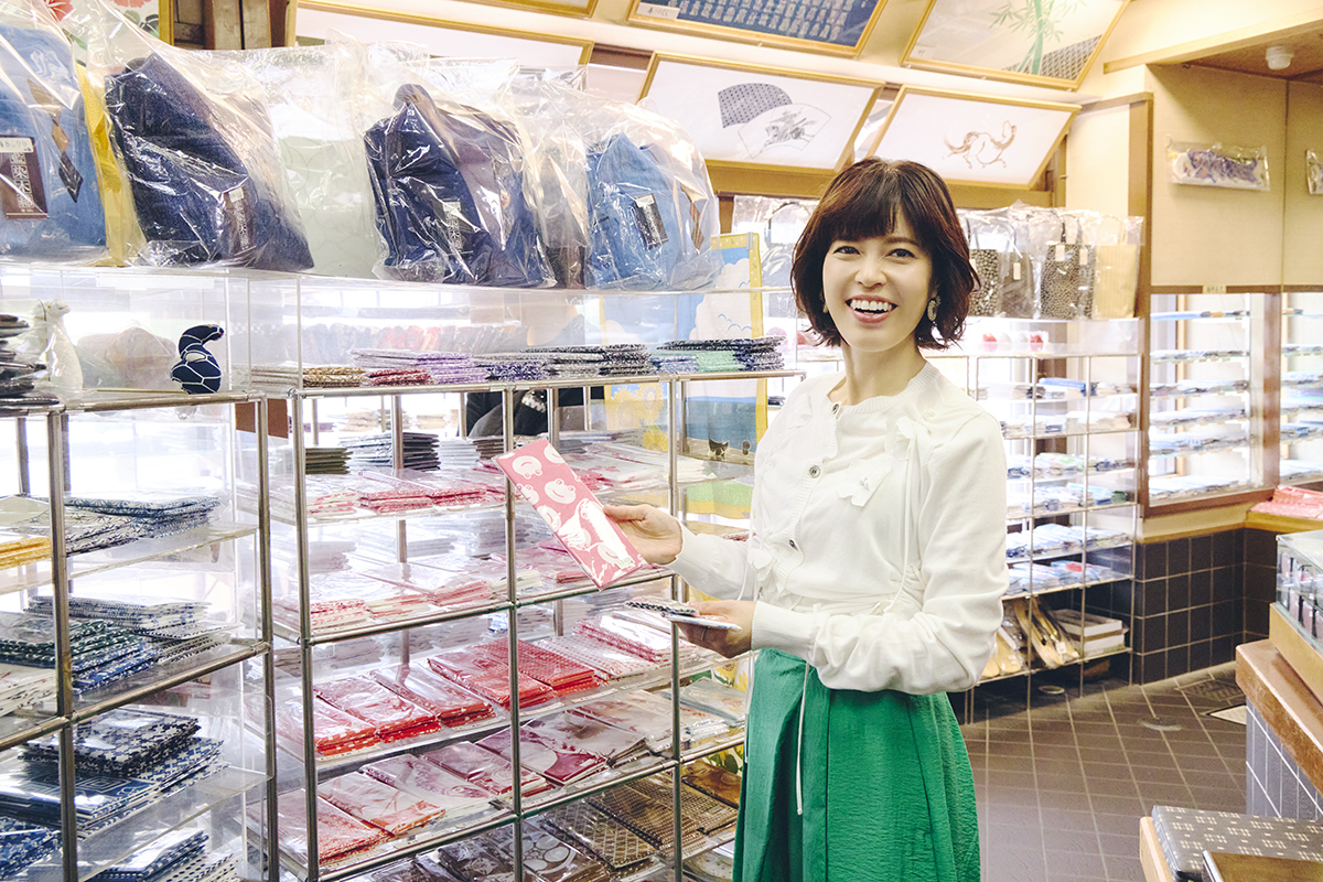 銀座 大野屋で買い物をする神田愛花