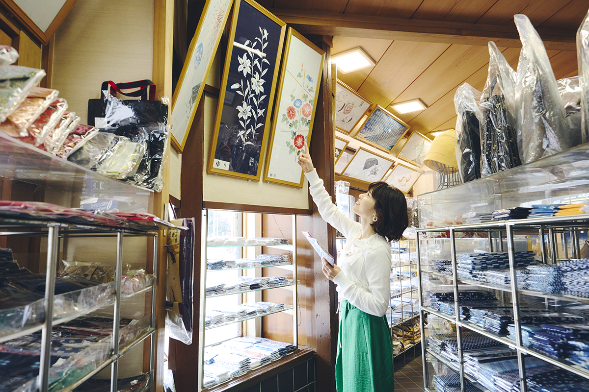 銀座　大野屋で買い物をする神田愛花　