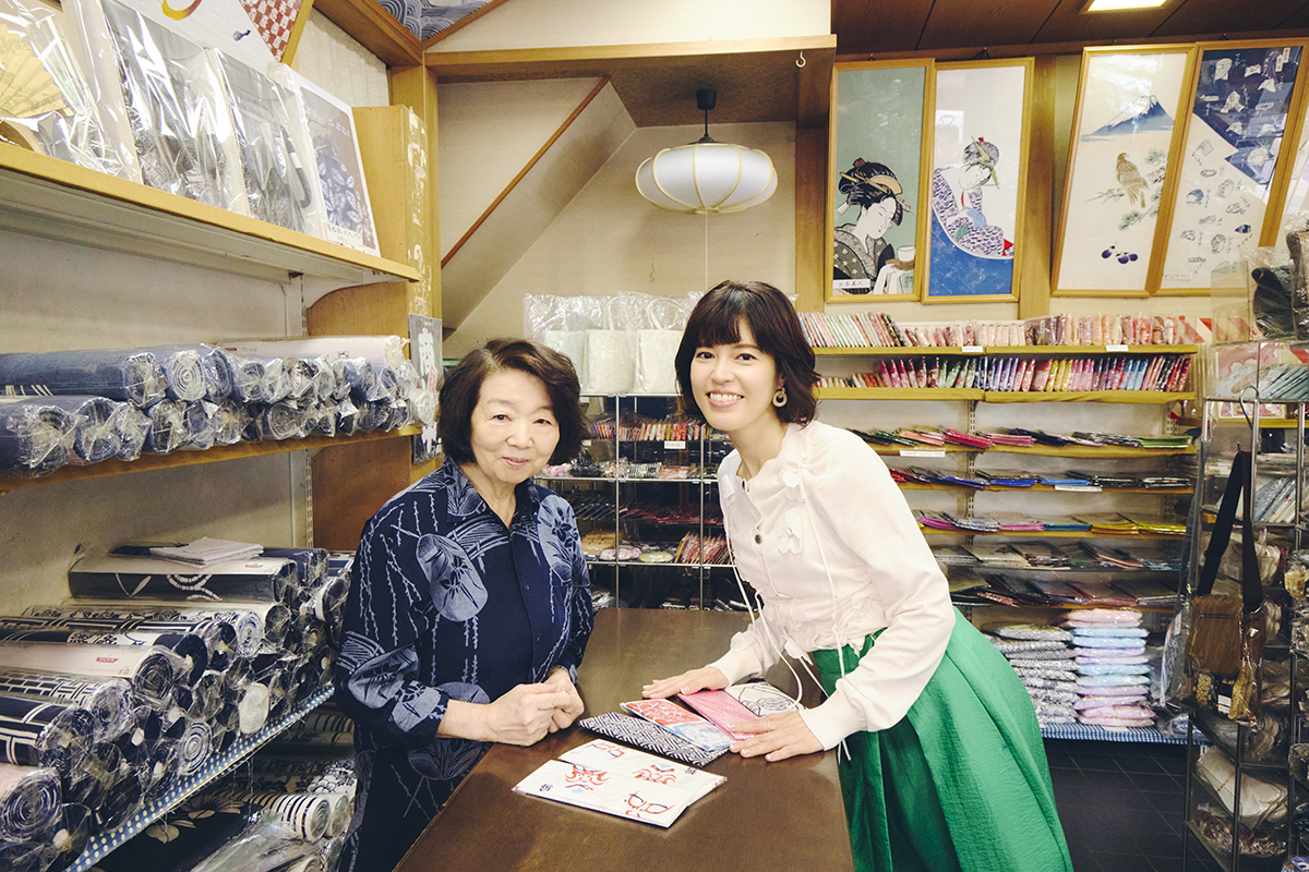 銀座　大野屋で買い物をする神田愛花　