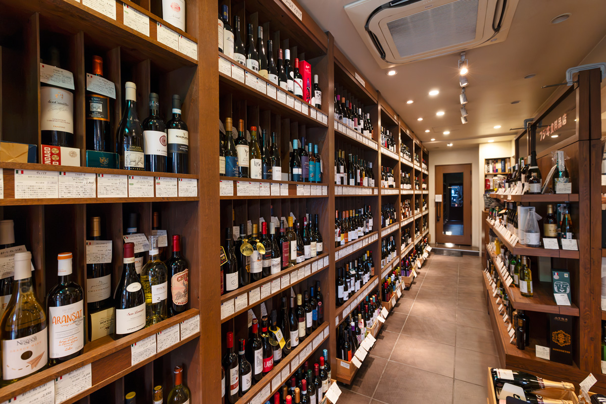 札幌でワインといえば〈ワインショップ フジヰ〉。
相談して、試飲して、最高の1本を選ぶ!