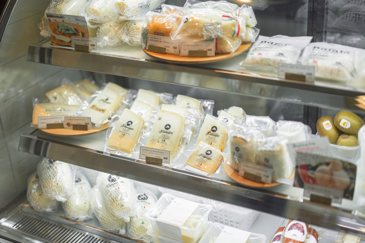 チーズ工房直営の 〈Forma Cheese Lab〉で
午前中からチーズとワインを満喫!