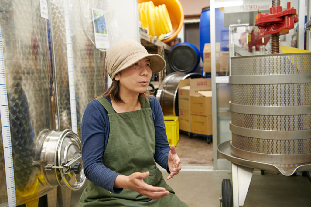 〈東京ワイナリー〉の醸造施設。ぶどうの発酵を安定させるために、中は20℃前後に保たれています。見学することも可能（要予約）。
