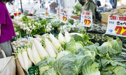 毎週金曜と日曜は好きな商品が10％OFFになる「マイシール」を先着で配布。店内に流れるテーマソングも石神井名物。　住所：東京都練馬区石神井町3-24-2　電話：03-3995-3701　　営業時間：月～金10:00～24:00、土・祝10:00～22:00　日9:00～22:00　定休日：1月1日