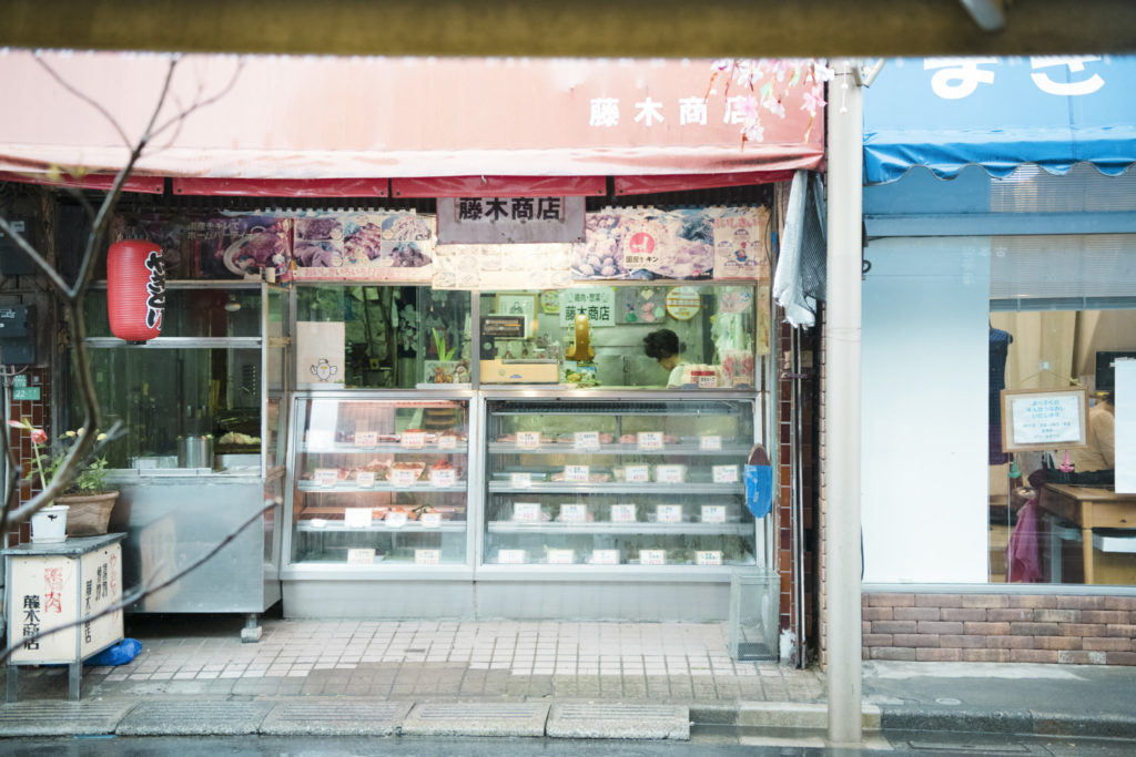 店の向かいでは、唐揚げやコロッケが並ぶ昔ながらの精肉店が元気に営業中。懐かしい風景が残る商店街には、駅前とは異なる穏やかな時間が流れています。