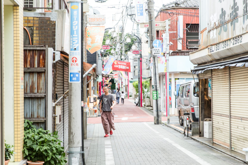 そうして、江古田駅北口に位置する約8坪の小さなテナントを借り、念願のカフェをオープン。武蔵野音大が近くにある立地も追い風になったとか。  「音大の教授や学生さんって、ある程度ヨーロッパを意識している人が多いから、僕らが提供するエスプレッソやパンが受け入れられやすかった。BGMになんとなく雰囲気でオペラを流していたら、たまたまお客さんがオペラ歌手で曲のことやイタリアのことを教えてくれたり。カウンター7席の狭いお店でしたから、お客さんと自然と会話が始まるのが日常でしたね」  原田さんの作るパンが地元でたちまち評判になり、雑誌やメディアに取り上げられることも増え、〈パーラー江古田〉はこの街の顔になるまでに発展。広いカフェスペースと工房を備えた現在の一軒家に移転してからも、お客さんとよく“会話”をする原田さんの接客スタイルは変わりません。