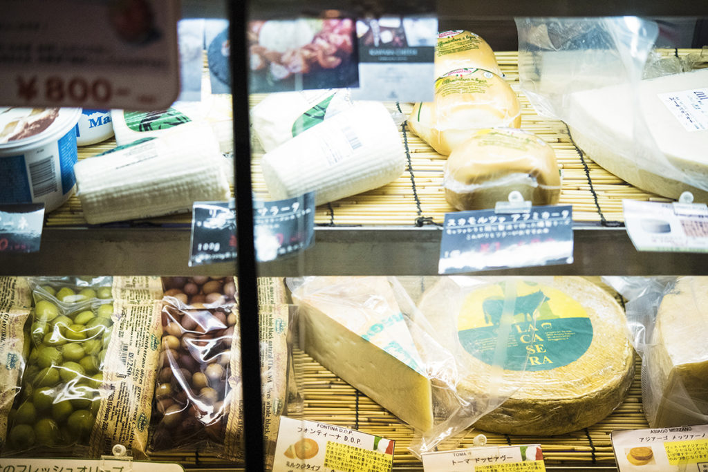 チーズは50g～少量の注文も可能。ラ・カゼーラ社のオーナー熟成士エロス・ブラジョッティ氏のこだわりのセレクションから厳選し、輸入販売しています。