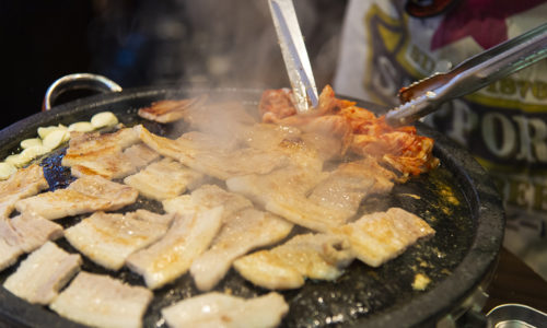 韓国人夫婦が営むサムギョプサル専門店。矢立さんが仕事帰りに飲みに行った先で、店主のキムご夫妻とよく遭遇するそう。サムギョプサルをはじめ、スンドゥブチゲや汁なしのビビン冷麺も人気です。