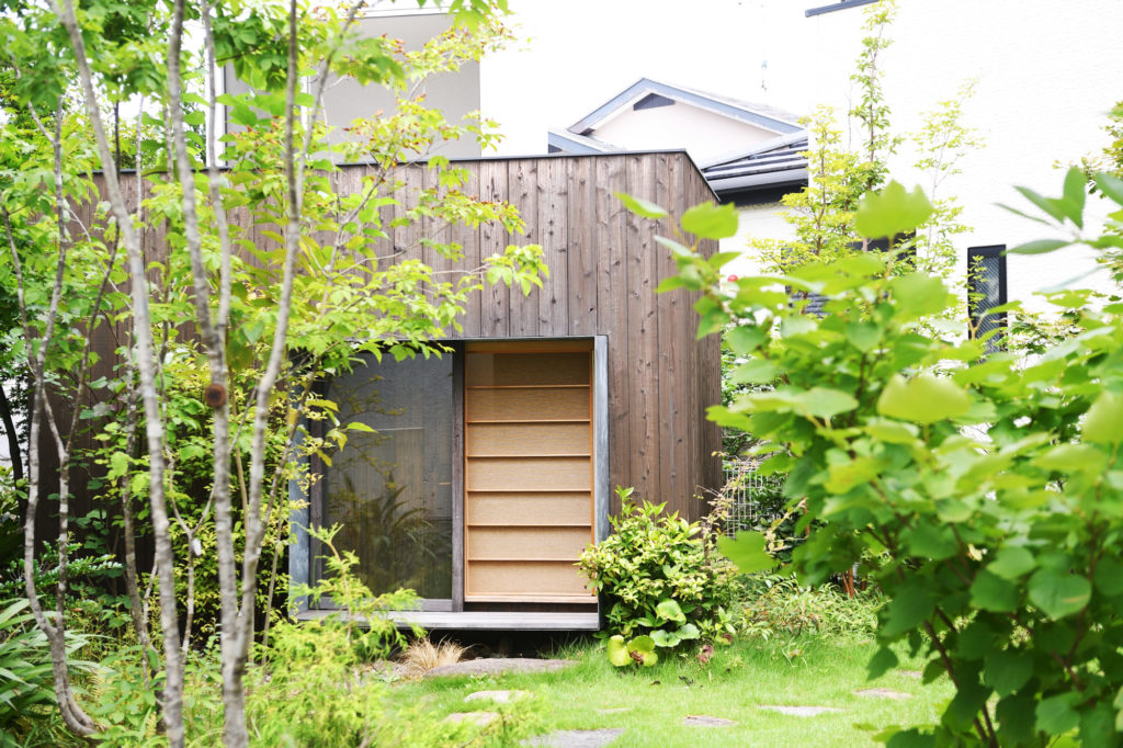 6畳ほどの小さなスペースに建てることができる「舎庫」。家の外で、趣味を楽しむための籠もれる空間として提案しています。
