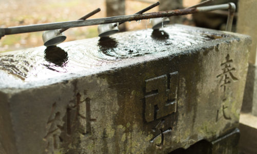 本殿は江戸時代前半のものといわれ、練馬区内でも屈指の古建築物。御手洗石に卍の彫刻があり神仏混淆時代の名残りをとどめる石造遺物として注目されています。