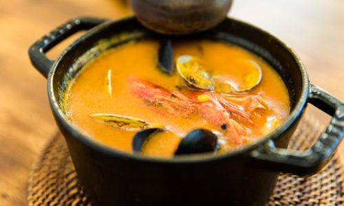 日本ではなぜかまだ知名度の低いスペインの定番料理「カルドソ」は〈COSTA〉のスペシャリテ。駿河湾のアカエビを使った出汁で炊いた米料理で、食事のシメにもぴったりです。写真は「海の幸のカルドソ」（1,680円～）。