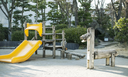 公園の東側には子供広場も。地元の人たちの憩いの場として愛されている、都会のオアシスです。公園の隣には、野球場やテニスコートがあり、新宿区のスポーツ施設として利用されています。■東京都新宿区上落合1-1-1