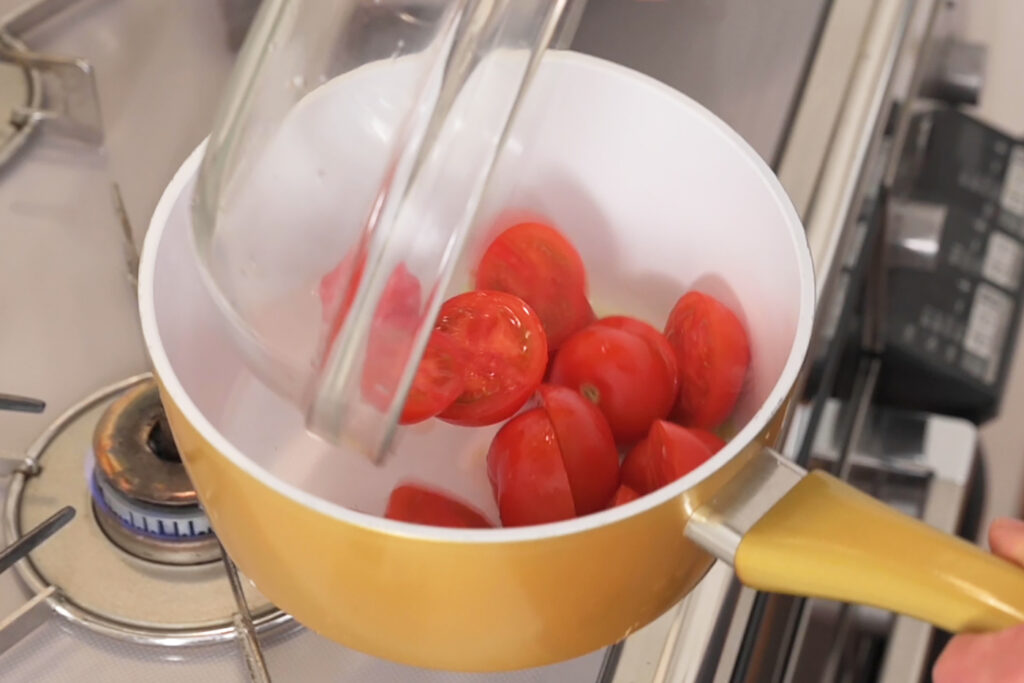 次はソース作り。トマトが美味しいから材料はシンプルにトマトのみ！