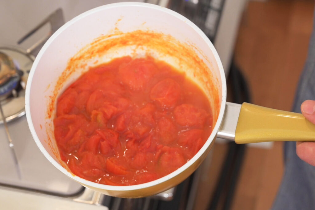 トマトがくたくたに煮詰まってきたら、ソースの出来上がり。