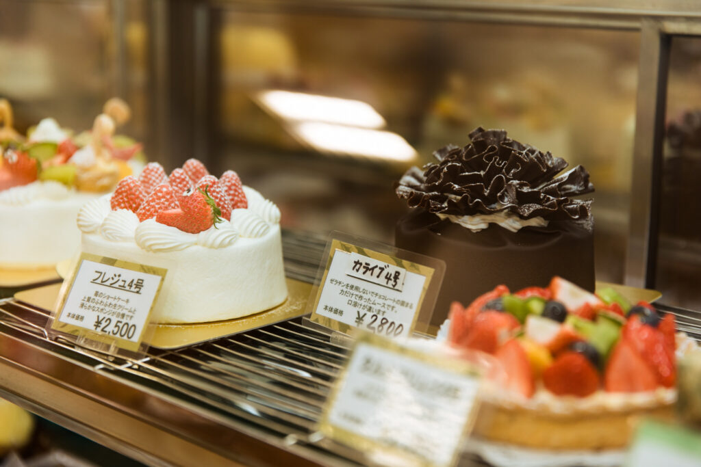 鈴木さんがフランスで学んできた本格的なチョコレート使いのケーキから、庶民的なショートケーキまで、幅広いラインナップ。ショートケーキは、12月から5月くらいまでは地元農家のいちごを使用。