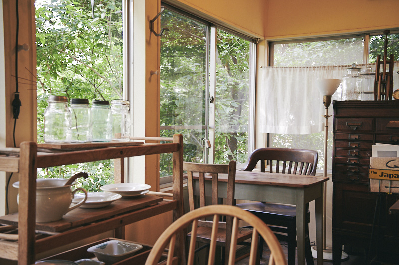 高台に建つカフェの窓からは、庭の緑の向こうに抜けのいい景色が広がり心を落ち着かせてくれる。内山さん夫婦も、このロケーションをとても気に入っているそう。