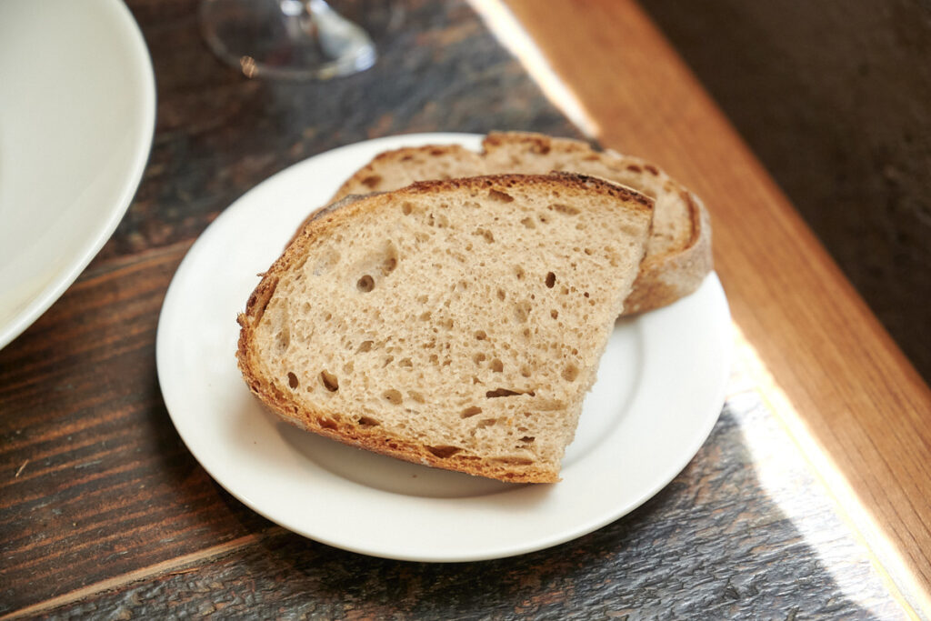 お料理のストーリーに合うパン、異なるニュアンスのパンを2種類提供。長年パン作りを近くで見てきたことに加えて、自身も製造を手伝っていた時期があるからこそ合うパンを見極める。